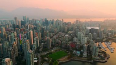 Şehir merkezindeki gökdelenlerin ve Vancouver limanının hava görüntüsü, British Columbia, Kanada şafak vakti. Büyük yangınlardan kaynaklanan yoğun hava kirliliği
