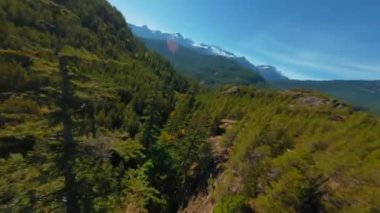FPV Drone 'la dağ manzarası üzerinde manevra yapılabilir uçuş. Vancouver, British Columbia, Kanada yakınlarında çekilmiş.. 