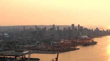 Şehir merkezindeki Vancouver Limanı 'nın hava görüntüsü günbatımında arka planda. British Columbia, Kanada