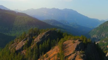 Gün batımında Kanada dağ manzarası. Vancouver yakınlarında çekilmiş, British Columbia, Kanada. Doğa Arkaplanı.