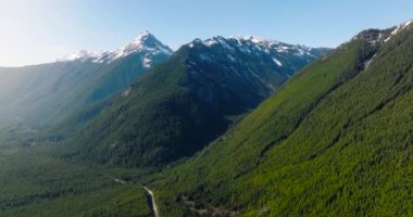 Açık bir günde bahar dağlarının havadan görünüşü. Chilliwack, İngiliz Kolombiyası, Kanada