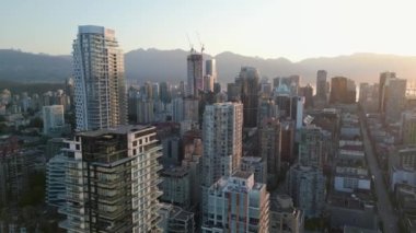 Vancouver, British Columbia, Kanada 'daki gökdelenlerin hava görüntüsü şafak vakti.
