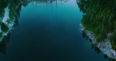 İlkbaharda Elbow Lake 'in ve dağ manzarasının havadan manzarası. Vancouver 'ın doğusunda, British Columbia, Kanada