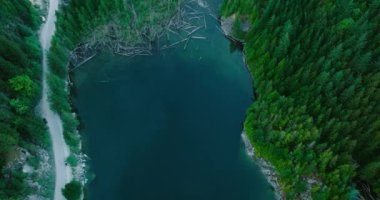İlkbaharda Elbow Lake 'in ve dağ manzarasının havadan manzarası. Vancouver 'ın doğusunda, British Columbia, Kanada