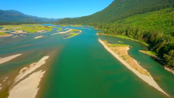 ブリティッシュ コロンビア州 カナダのフレイザー川渓谷と山の風景の空中写真 — ストック動画