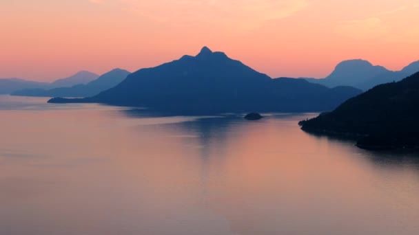 傍晚时分 温哥华北部海景的空中景观 粉红的天空和群山的轮廓 加拿大不列颠哥伦比亚省 — 图库视频影像