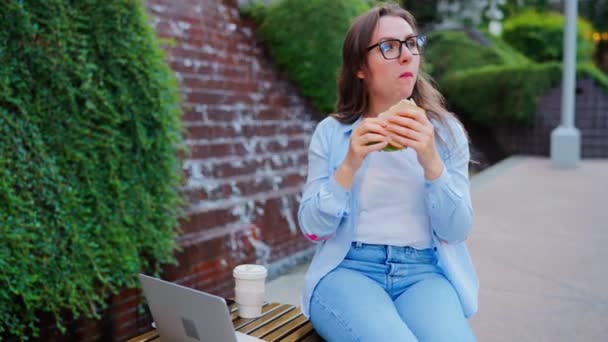 Kaukázusi Ebédel Egy Szendviccsel Kávéval Miközben Parkban Egy Laptoppal Szabadban — Stock videók