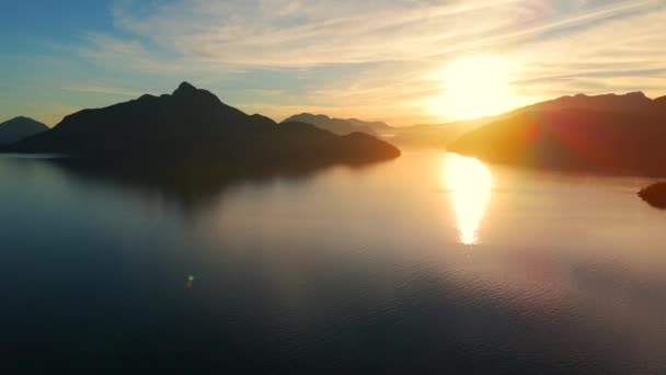 Ilmakuva Merimaisemasta Vancouverin Pohjoispuolella Kauniilla Auringonlaskulla Auringon Asettaminen Vuorten Siluettien — kuvapankkivideo