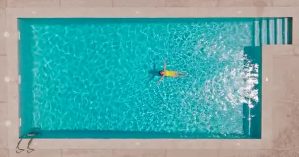 Vista Arriba Hacia Abajo Una Mujer Traje Baño Amarillo Acostada — Vídeo de stock