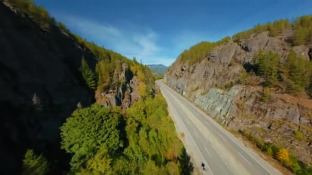 Volo Manovrabile Con Drone Fpv Sul Paesaggio Montano Strada Viaggia — Video Stock