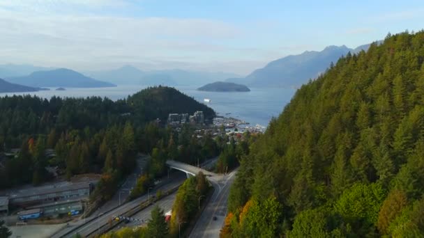 温哥华西部城市和自然马蹄湾海空高速公路的空中景观 位于加拿大不列颠哥伦比亚省温哥华和斯卡拉米什之间 — 图库视频影像