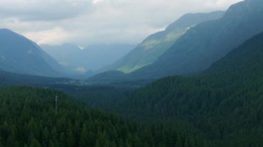 Bulutlu bir günde Kanada dağlarının hava manzarası. Vancouver yakınlarında çekilmiş, British Columbia, Kanada. Doğa Arkaplanı.