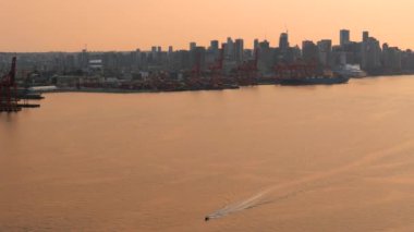 Şehir merkezindeki Vancouver Limanı 'nın hava görüntüsü günbatımında arka planda. British Columbia, Kanada