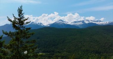 Squamish yakınlarında buzullu dağların havadan görünüşü British Columbia, Kanada.