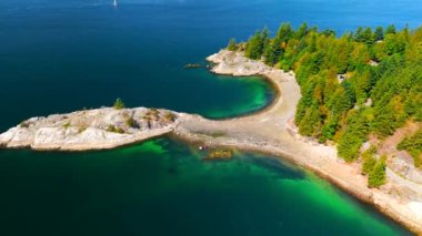 Batı Vancouver 'daki Horseshoe Körfezi' nde denizden Sky Highway 'e hava görüntüsü. Squamish ve Vancouver arasında, British Columbia, Kanada.