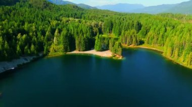 Lucille Gölü 'nün dağlardaki hava manzarası, Whistler yakınlarında. Güzel Kanada doğası. British Columbia, Kanada