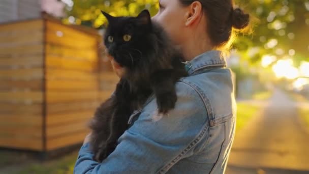 Mujer Hermosa Sosteniendo Abrazando Gato Negro Aire Libre Gato Huele — Vídeo de stock
