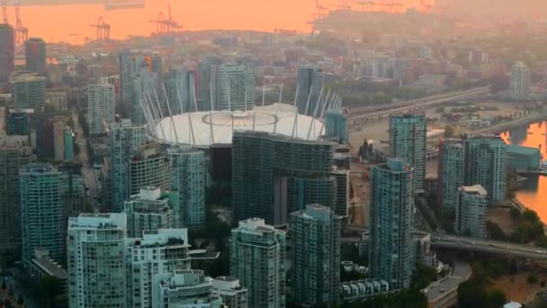 加拿大不列颠哥伦比亚省温哥华市中心摩天大楼的空中景观 黎明时分 野火造成的严重空气污染 — 图库视频影像