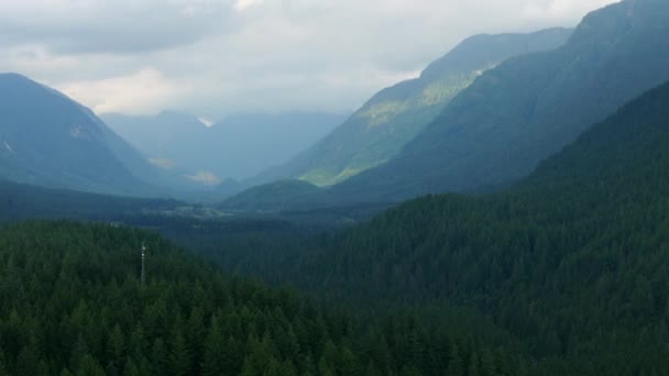 曇りの日にカナダの山の風景の空中ビュー カナダのブリティッシュコロンビア州バンクーバー付近で撮影 自然背景 — ストック動画