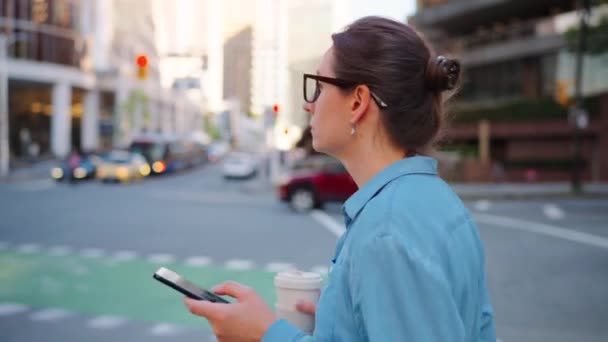 Kaukasische Frau Mit Brille Die Durch Die Stadt Läuft Smartphone — Stockvideo