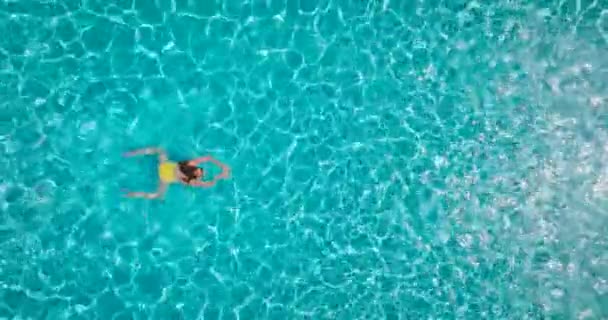 Top View Woman Yellow Swimsuit Swimming Pool Summer Lifestyle — Video