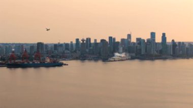 Şehir merkezindeki Vancouver Limanı 'nın hava görüntüsü günbatımında arka planda. British Columbia, Kanada