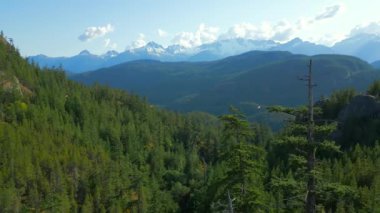 Squamish yakınlarında buzullu dağların havadan görünüşü British Columbia, Kanada.