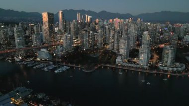 Alacakaranlıkta, Granville Köprüsü ve False Creek 'te, Vancouver şehir merkezindeki çarpıcı hava manzarası. British Columbia, Kanada.