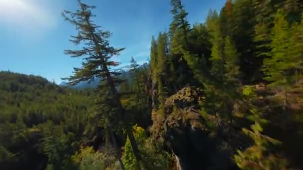 Fpv Drone在山地景观上的可操作飞行 在加拿大不列颠哥伦比亚省温哥华附近拍摄 — 图库视频影像