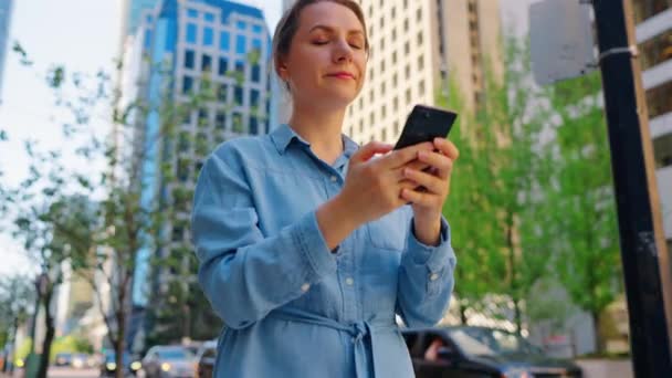 Běloška Chodí Městě Používá Smartphone Mrakodrapy Jsou Pozadí Komunikace Pracovní — Stock video