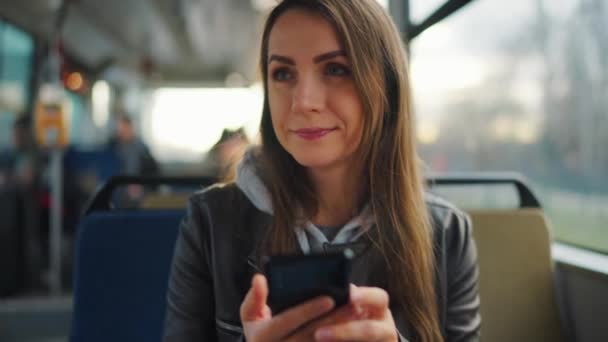Transports Publics Femme Dans Tramway Utilisant Smartphone Bavardage Textos Avec — Video
