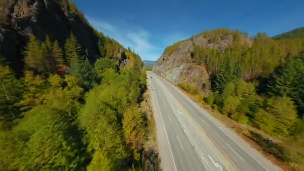 Fpv无人机在山地景观和道路上可执行可操作的飞行 在加拿大旅行 在加拿大不列颠哥伦比亚省温哥华附近拍摄 — 图库视频影像