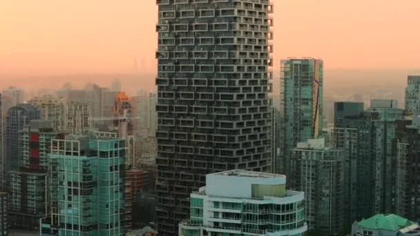 加拿大不列颠哥伦比亚省温哥华市中心摩天大楼的空中景观 黎明时分 野火造成的严重空气污染 — 图库视频影像