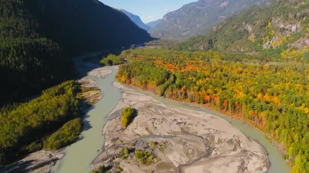 カナダ ブリティッシュコロンビア州の素晴らしい秋の風景 渓谷の山の斜面と川のカラフルな森の空想的な眺め — ストック動画