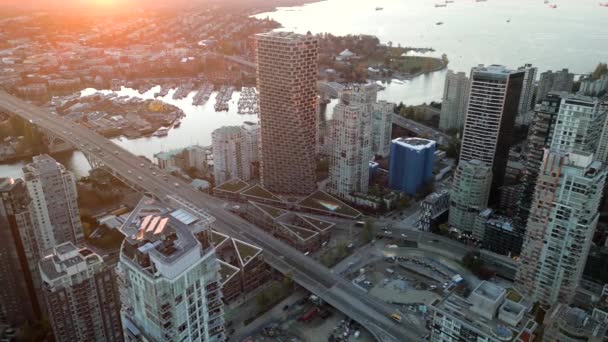 Vista Aérea Los Rascacielos Centro Montañas Puerto Vancouver Columbia Británica — Vídeos de Stock