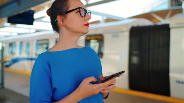 Mujer Para Una Parada Transporte Público Usando Smartphone Esperando Tren — Vídeo de stock