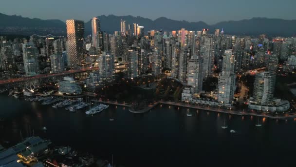 黄昏时分 在温哥华市中心 格兰维尔桥和法尔斯溪 令人惊叹的空中景观 加拿大不列颠哥伦比亚省 — 图库视频影像