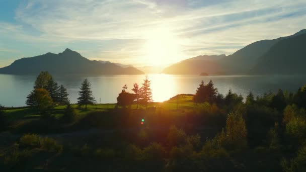 Vancouver Kuzeyindeki Güzel Günbatımında Deniz Manzarası Dağların Siluetlerinin Üzerine Güneş — Stok video