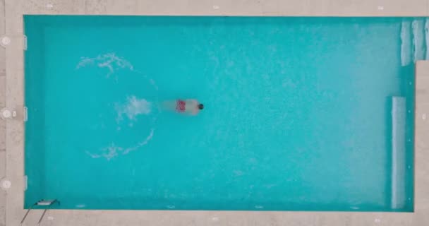 Top View Man Dives Pool Swims Slow Motion — Vídeo de stock