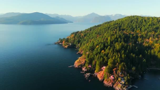 太平洋沿岸的高山和岛屿的空中景观 秋天的海景 加拿大不列颠哥伦比亚省 — 图库视频影像