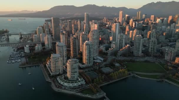 Vista Aérea Dos Arranha Céus Centro Cidade Montanhas Porto Vancouver — Vídeo de Stock