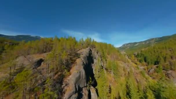 Fpv Sıyla Dağ Manzarası Yol Üzerinde Manevra Yapılabilir Uçuş Kanada — Stok video