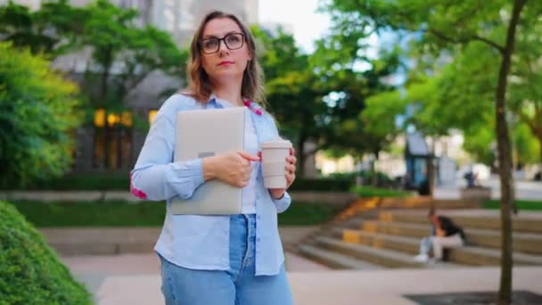 Şten Sonra Sokakta Dizüstü Bilgisayarı Kahveyle Bekleyen Kaygısız Kadını Yörünge — Stok video