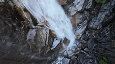 Shannon Falls 'un havadan görünüşü. Su kanyondan aşağı akıyor. Squamish 'te, Vancouver' ın kuzeyinde, British Columbia, Kanada