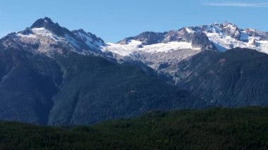 Squamish yakınlarında buzullu dağların havadan görünüşü British Columbia, Kanada.
