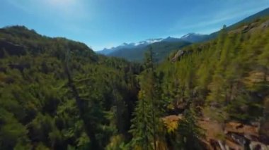 FPV Drone 'la dağ manzarası üzerinde manevra yapılabilir uçuş. Vancouver, British Columbia, Kanada yakınlarında çekilmiş.. 