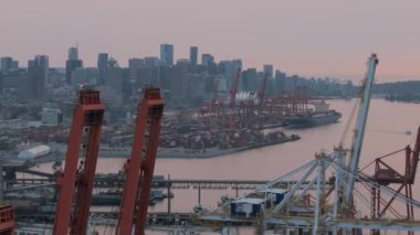 Şehir merkezindeki Vancouver Limanı 'nın hava görüntüsü günbatımında arka planda. British Columbia, Kanada