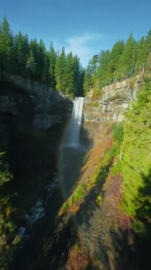 Brandywine Falls 'un FPV İHA' yla çekilmiş olağandışı hava görüntüsü. Hızlı manevra uçuşu. Whistler yakınlarında, Vancouver 'ın kuzeyi, British Columbia, Kanada. 
