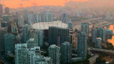 Vancouver, British Columbia, Kanada 'daki gökdelenlerin hava görüntüsü. Büyük yangınlardan kaynaklanan yoğun hava kirliliği