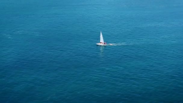 Flygbilder Segelbåt Som Seglar Ett Djupt Blått Hav Med Vita — Stockvideo